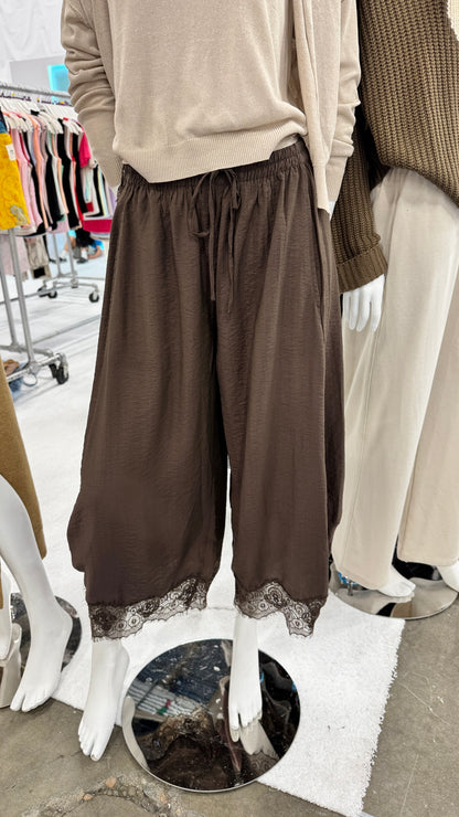 THE Pant with Lace Detail
