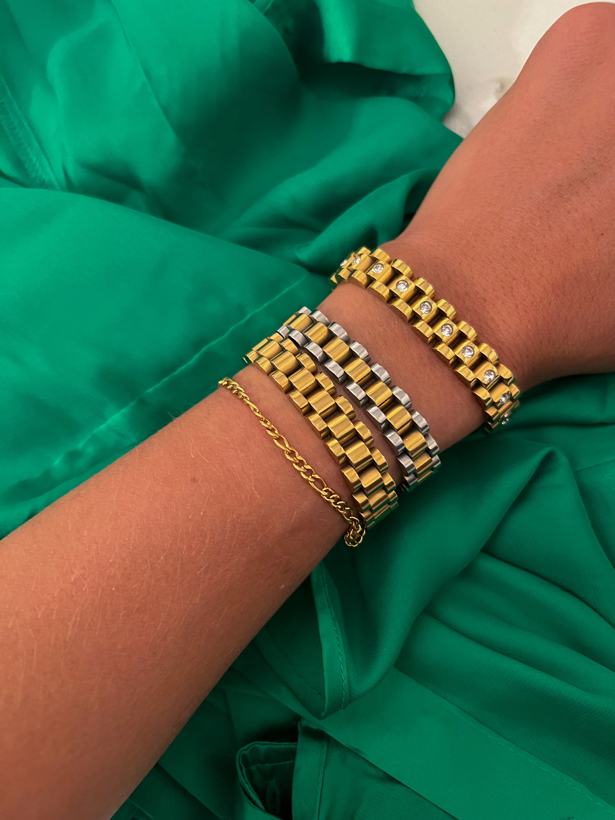 EXTENDERS FOR THIN WATCH BAND
